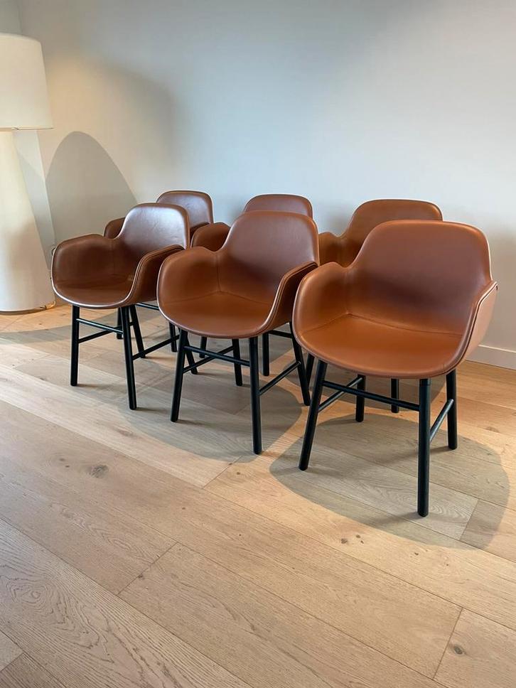 Normann Copenhagen Form armstoel volledig leder,eiken zwart, Huis en Inrichting, Stoelen, Zo goed als nieuw, Vijf, Zes of meer stoelen