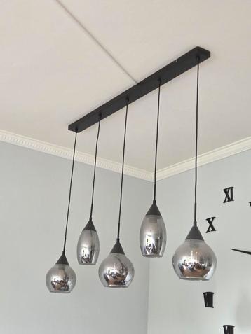 Moderne hanglamp met 5 glazen kappen beschikbaar voor biedingen
