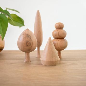 Nieuwe set handgemaakte houten boompjes beschikbaar voor biedingen