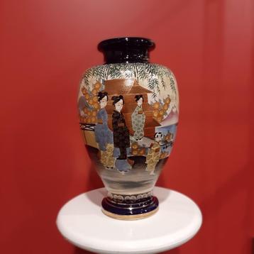Bijzondere Geisha vaas met merk teken beschikbaar voor biedingen