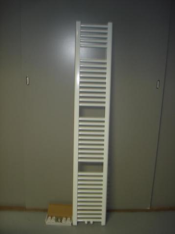 Badkamer radiator 30cm breed x 185cm hoog met midden onder beschikbaar voor biedingen