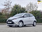 Toyota Aygo 1.0 VVT-i X-PLAY / NAVI / CAMERA / AUTOMAAT, Elektrische ramen, Stof, Gebruikt, Euro 6