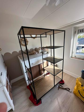 Kledingkast beschikbaar voor biedingen