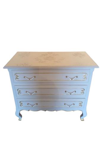 Gerestylde ladekast met gouden accenten beschikbaar voor biedingen