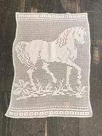 Gehaakt kleedje, raamdecoratie, paard (010925), Antiek en Kunst, Curiosa en Brocante, Ophalen of Verzenden