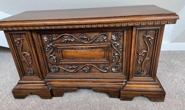 Mooie, zware dekenkist met houtsnijwerk, Antiek en Kunst, Antiek | Meubels | Kasten, Ophalen