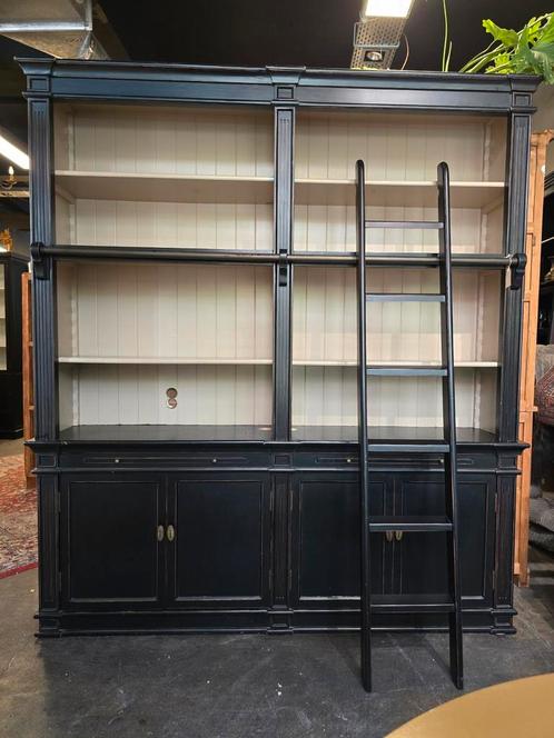 Zwarte bibliotheekkast | buffetkast | boekenkast met trapje, Huis en Inrichting, Kasten | Buffetkasten, Gebruikt, 200 cm of meer