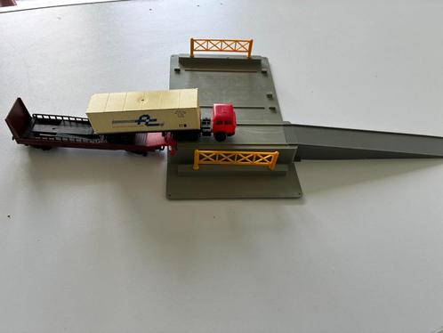 Lima HO 963: Loading terminal + vrachtwagen op wagon., Hobby en Vrije tijd, Modeltreinen | H0, Gebruikt, Brug, Tunnel of Gebouw