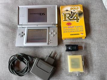 Nintendo DS Lite Zilver + R4 Card + Oplader + 7 spellen ! beschikbaar voor biedingen