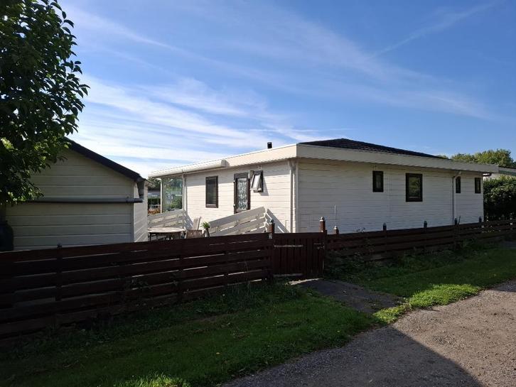Zeer ruim chalet aan het water op recreatiepark De Vergarde, Caravans en Kamperen, Stacaravans, tot en met 5, Ophalen of Verzenden