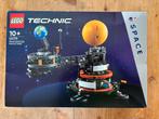 LEGO Technic 42179 Planet Earth and Moon - Nieuw, Ophalen of Verzenden, Nieuw, Complete set, Lego