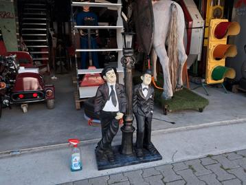 Groot beeld van Laurel en Hardy lantaarnpaal is een lamp. beschikbaar voor biedingen