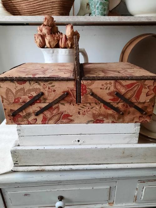 Mooie oude stoffen doos/naaidoos, Antiek en Kunst, Curiosa en Brocante, Ophalen of Verzenden