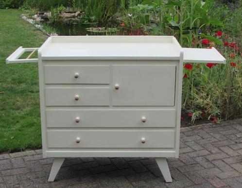 Vintage commode, Kinderen en Baby's, Kinderkamer | Commodes en Kasten, Zo goed als nieuw, Commode, 90 tot 105 cm, Voetruimte, Opstaande rand