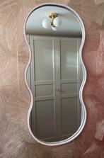 Kwantum spiegel fluide vorm 69x32 cm greige beige, Huis en Inrichting, Woonaccessoires | Spiegels, Minder dan 50 cm, Ophalen of Verzenden