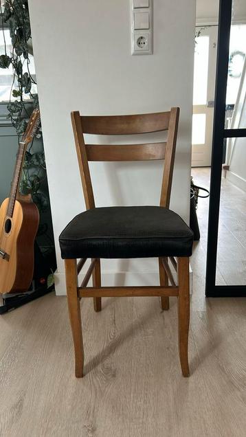 Houten stoel beschikbaar voor biedingen