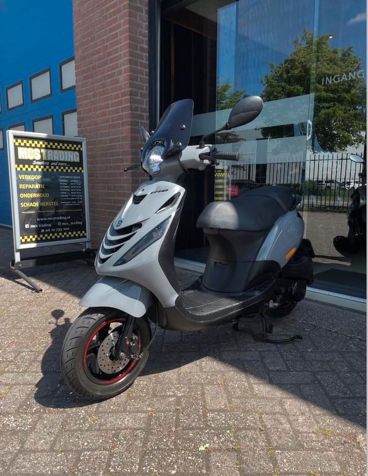 Piaggio zip bromscooter, Fietsen en Brommers, Scooters | Piaggio, Gebruikt, Zip, Maximaal 45 km/u, Benzine, Ophalen