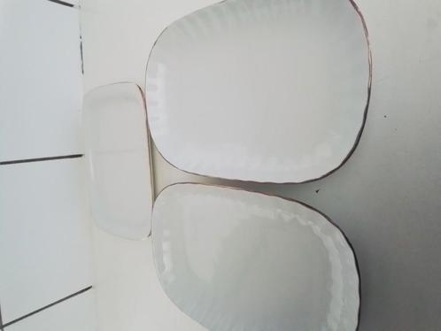 Mooi servies wit met gouden rand compleet 15 euro, Huis en Inrichting, Keuken | Servies, Zo goed als nieuw, Schaal of Schalen