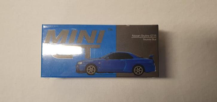 MINI GT Nissan Skyline GT-R V-Spec 2 (R34) Bayside Blue, Hobby en Vrije tijd, Modelauto's | Overige schalen, Nieuw, Auto, Ophalen of Verzenden