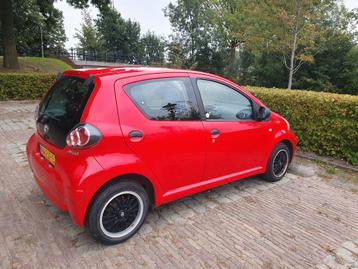 Toyota Aygo 1.0 12V Vvt-i 5DRS 2011 Rood met NIEUWE APK  beschikbaar voor biedingen