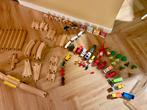 Houten treinbaan met veel rails en extra’s, Kinderen en Baby's, Speelgoed | Houten speelgoed, Ophalen, Gebruikt