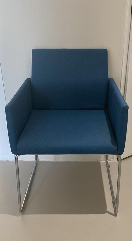 Moderne blauwe sleestoel in goede staat! Design stoel, Huis en Inrichting, Stoelen, Zo goed als nieuw, Eén, Stof, Blauw, Ophalen