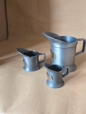 Tinnen maatbekers beschikbaar voor biedingen