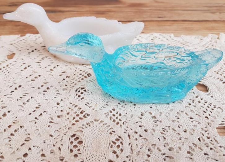 Oud lichtblauw glazen eendje, Antiek en Kunst, Antiek | Glas en Kristal, Ophalen of Verzenden