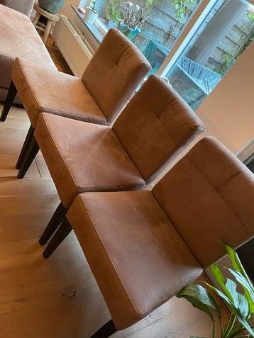 Eettafelstoelen + bankje beschikbaar voor biedingen