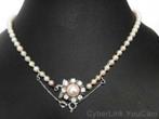 14151 Mooi Oplopend Parel Collier 18k Sluiting Met Briljant, Wit, Ophalen of Verzenden, Zo goed als nieuw, Met edelsteen