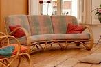 Rotan bank met kussens en giede bekleding. 1955, Ophalen, Driepersoons, 75 tot 100 cm, Stof