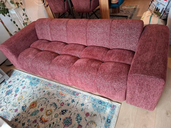 Bank Beau 3-zits wijnrood (3 maanden oud, ZGAN), Huis en Inrichting, Banken | Bankstellen, Gebruikt, Rechte bank, Driepersoons