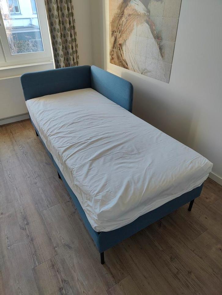 Ikea eenpersoonsbed met matras en topper, Huis en Inrichting, Slaapkamer | Bedden, Gebruikt, Eenpersoons, 90 cm, 200 cm, Stof