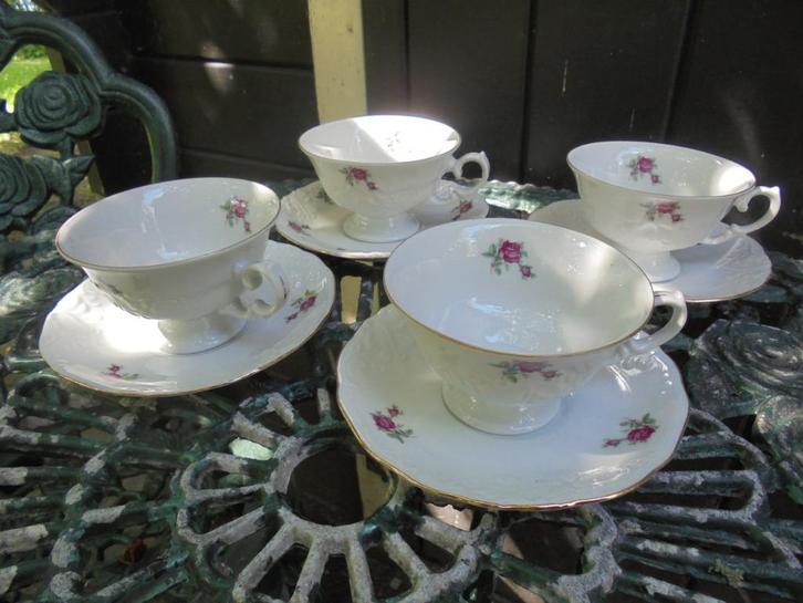 4 Theekop en schotels Walbrzych met roze roosjes, Antiek en Kunst, Antiek | Servies los, Ophalen of Verzenden