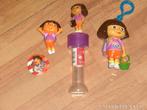 4 Dora poppetjes en button en wat stickers, Ophalen of Verzenden, Gebruikt