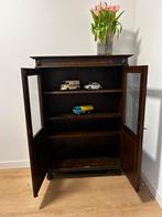 Eiken vitrinekast, Ophalen