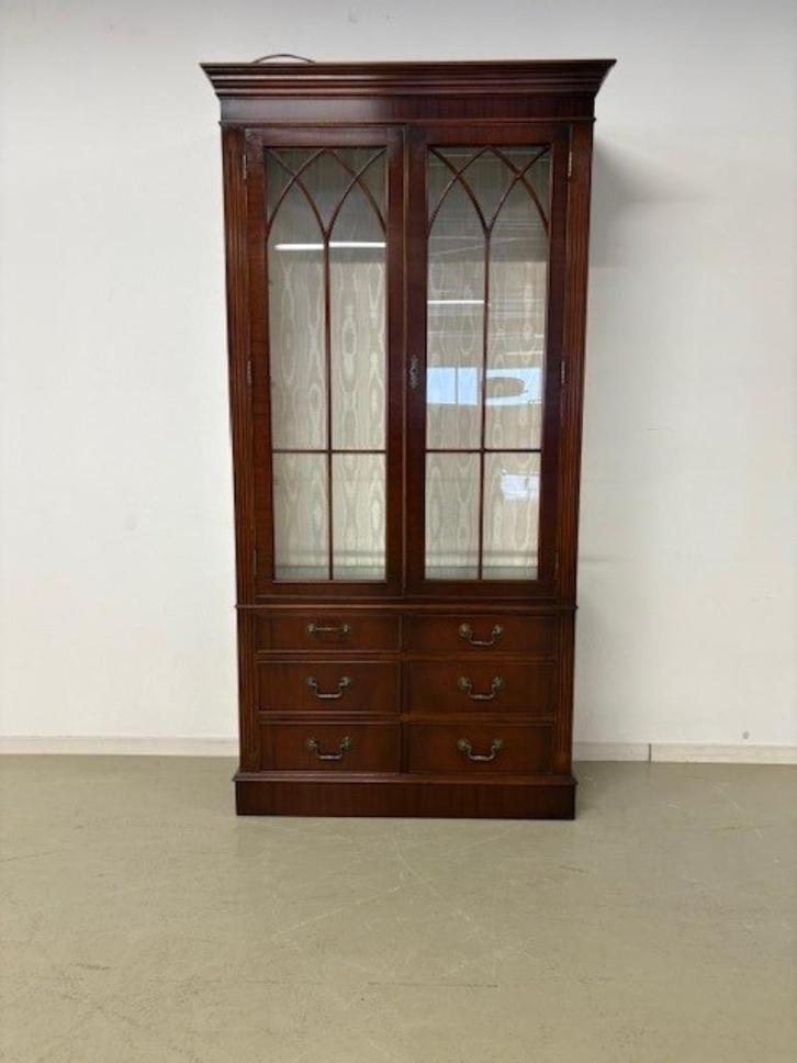 Display Cabinet, Vitrinekast in mahonie, achterwand in stof, Huis en Inrichting, Kasten | Overige, Zo goed als nieuw, Ophalen
