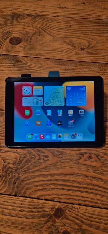 Nette zilverkleurige iPad Air 2 64GB + Hoes beschikbaar voor biedingen