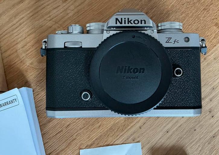 Nikon Z fc systeemcamera + extra accu + smallrig grip + tas, Audio, Tv en Foto, Fotocamera's Digitaal, Zo goed als nieuw, Nikon