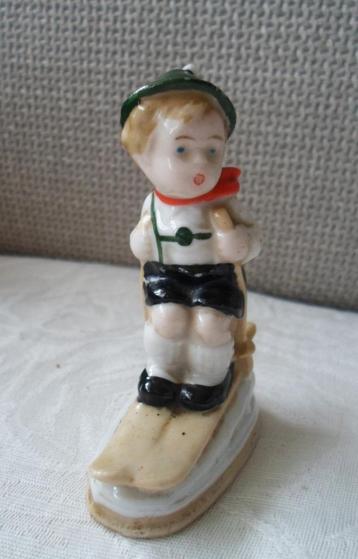 Porseleinen beeldje. Jongen op ski's. Jaren '20 - '40. beschikbaar voor biedingen