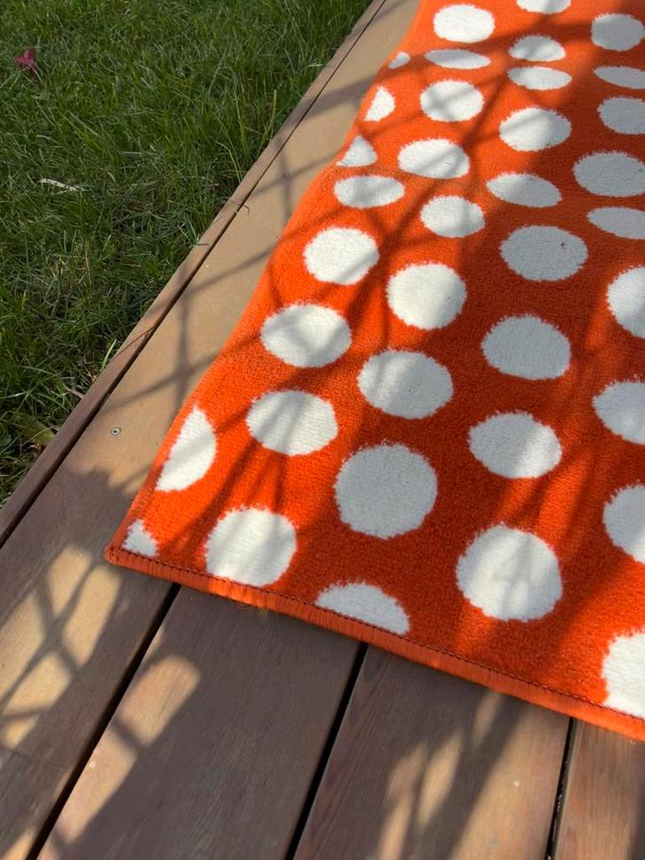 Oranje vloerkleed met witte stippen Ikea, Huis en Inrichting, Stoffering | Tapijten en Kleden, Gebruikt, 50 tot 100 cm, 100 tot 150 cm