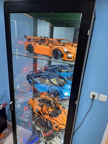 Vitrinekast incl auto’s  beschikbaar voor biedingen