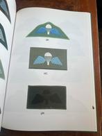 WO2 naslagwerk Commando Airborne emblemen australië KNIL etc, Verzamelen, Verzenden, Nederland, Embleem of Badge