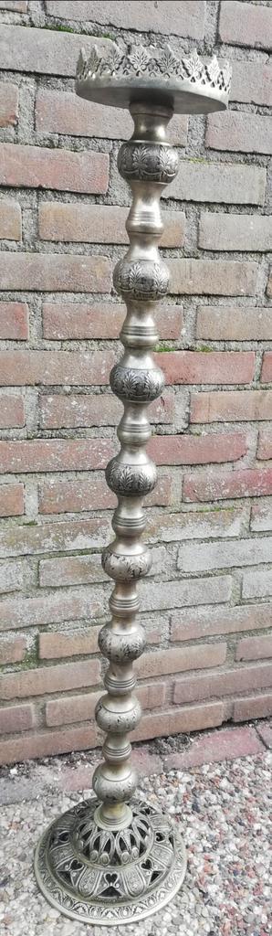 Kandelaar. Metaal. Geornamenteerd. Ca'20/50.  105 cm.  beschikbaar voor biedingen