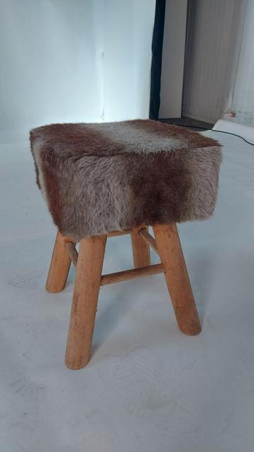 Poef Krukje met Houten Poten beschikbaar voor biedingen
