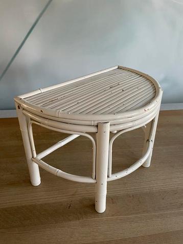 Schattig vintage rotan bijzettafeltje beschikbaar voor biedingen