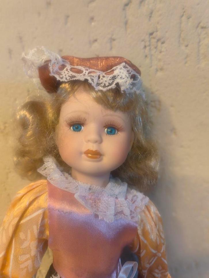 Pop porselein, Verzamelen, Poppen, Zo goed als nieuw, Pop, Ophalen of Verzenden