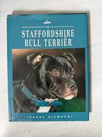 Hondenboek de staffordshire bull terrier, Ophalen of Verzenden, Zo goed als nieuw, Honden