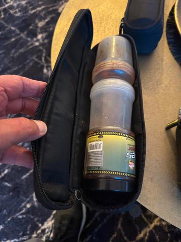 Vis Tasjes met Voerpotjes beschikbaar voor biedingen