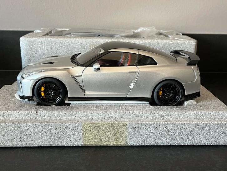 Nissan GT-R (R35) Track Edition 1:18 motorhelix zilver RARE, Hobby en Vrije tijd, Modelauto's | 1:18, Nieuw, Auto, Overige merken
